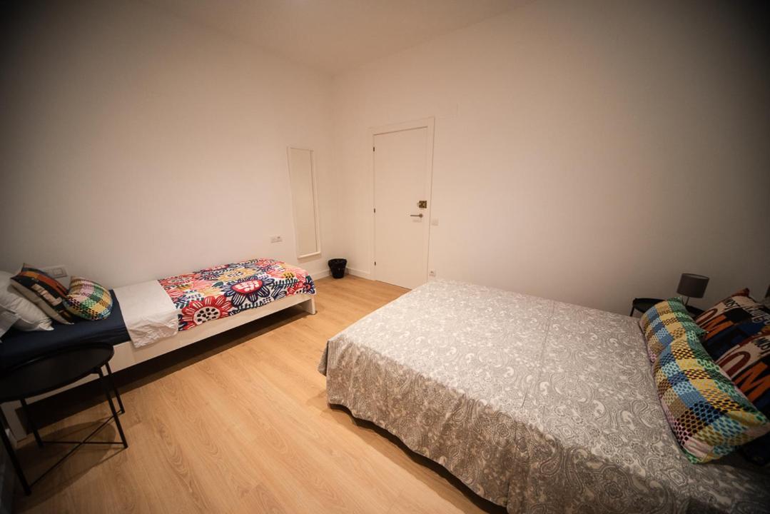 By Universitat Private Rooms Barcelona Bagian luar foto