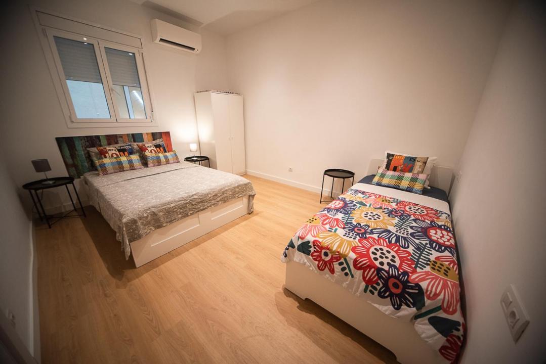 By Universitat Private Rooms Barcelona Bagian luar foto