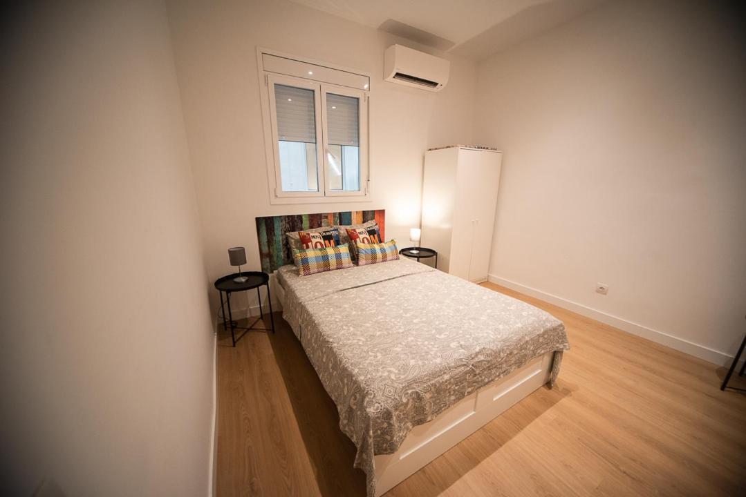 By Universitat Private Rooms Barcelona Bagian luar foto