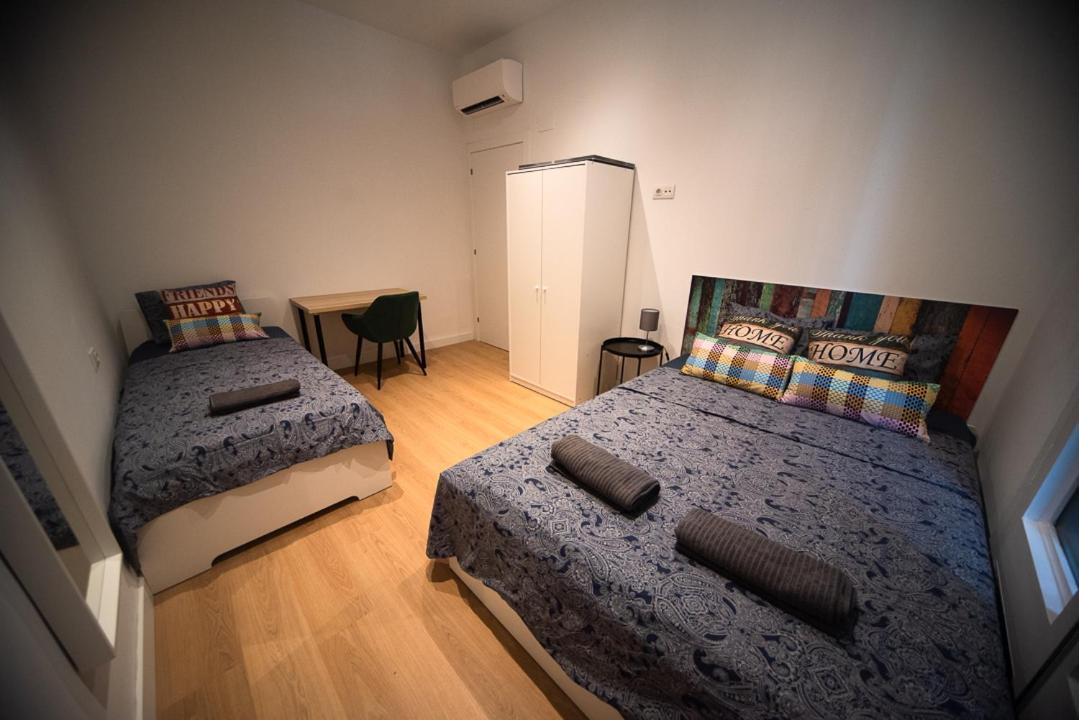 By Universitat Private Rooms Barcelona Bagian luar foto