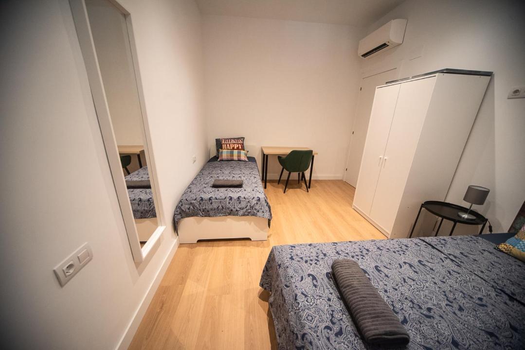 By Universitat Private Rooms Barcelona Bagian luar foto