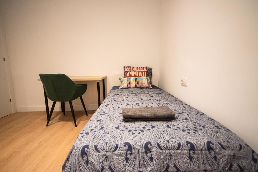 By Universitat Private Rooms Barcelona Bagian luar foto