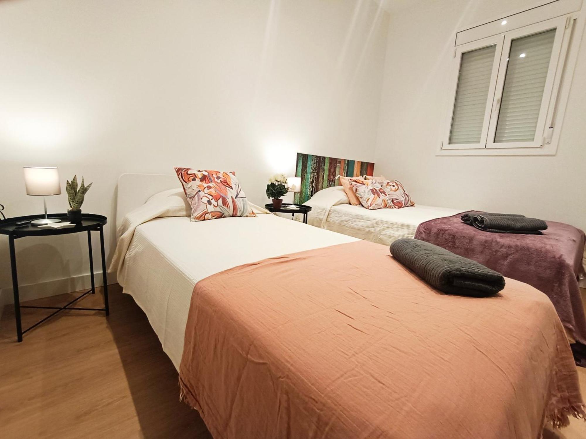 By Universitat Private Rooms Barcelona Bagian luar foto