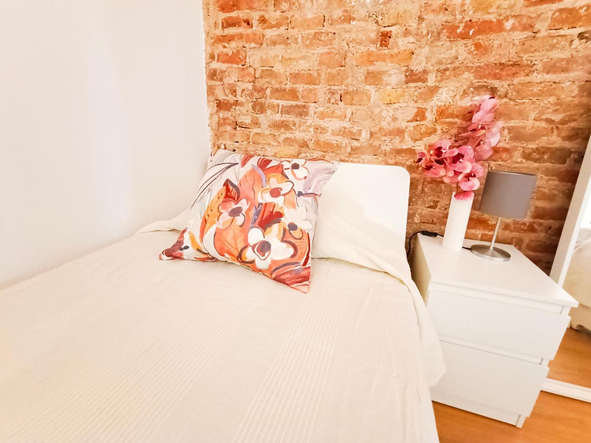 By Universitat Private Rooms Barcelona Bagian luar foto