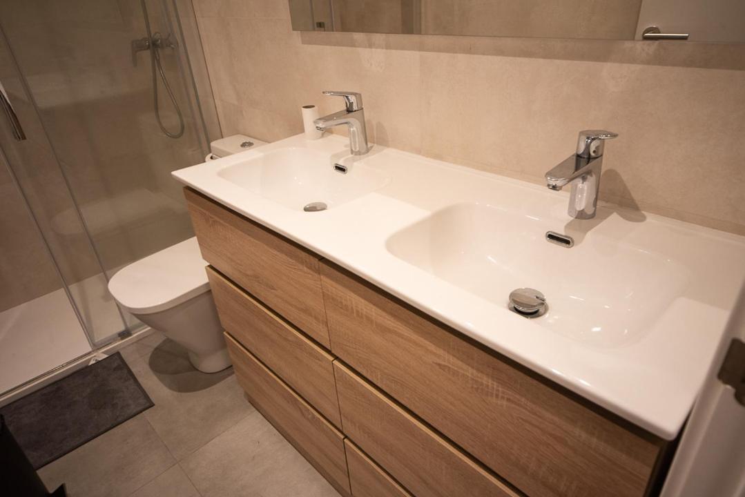 By Universitat Private Rooms Barcelona Bagian luar foto