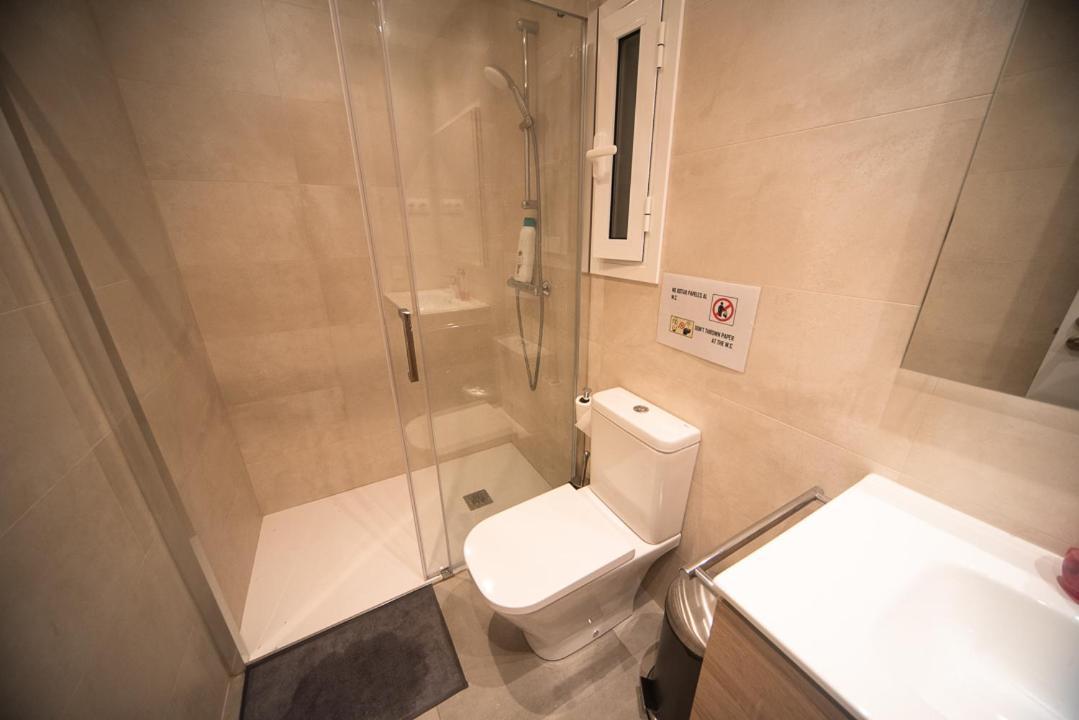 By Universitat Private Rooms Barcelona Bagian luar foto