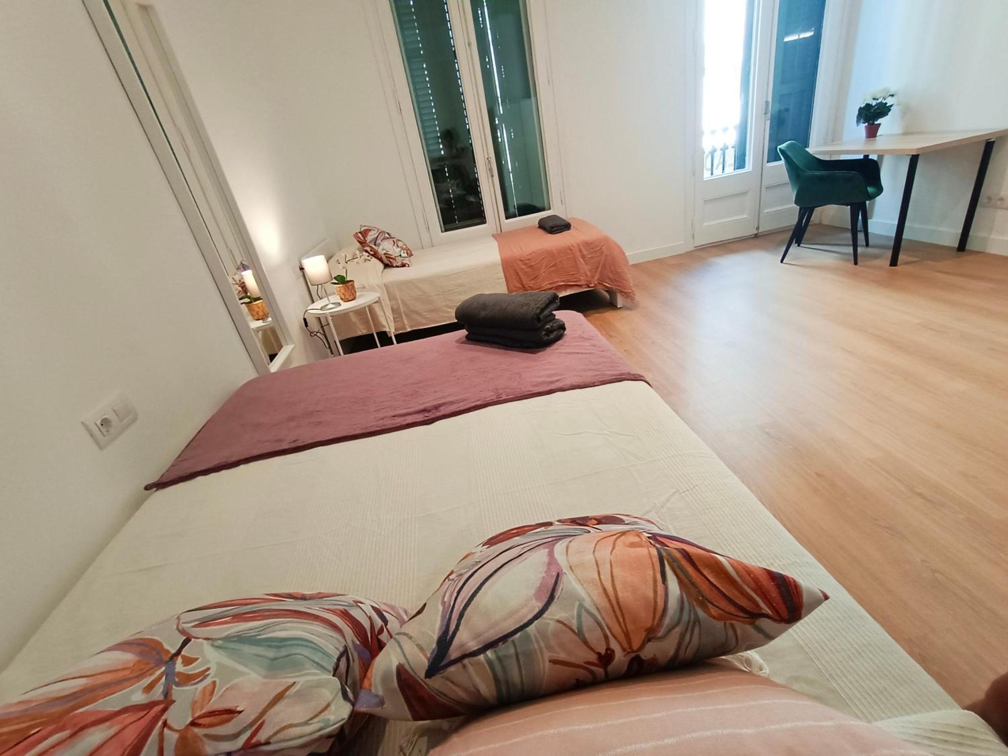 By Universitat Private Rooms Barcelona Bagian luar foto