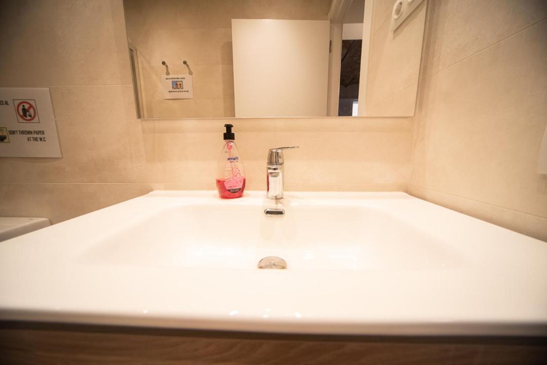 By Universitat Private Rooms Barcelona Bagian luar foto