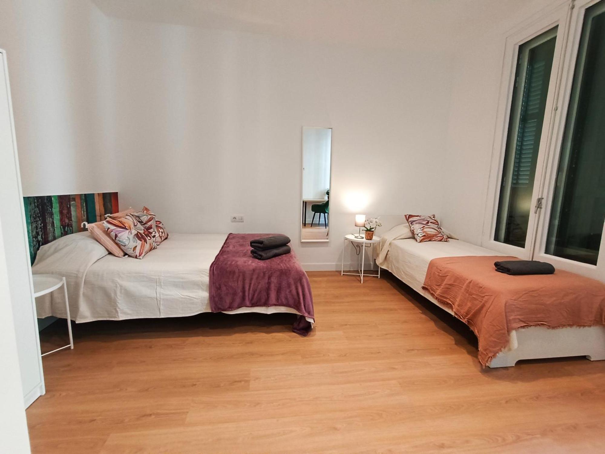 By Universitat Private Rooms Barcelona Bagian luar foto