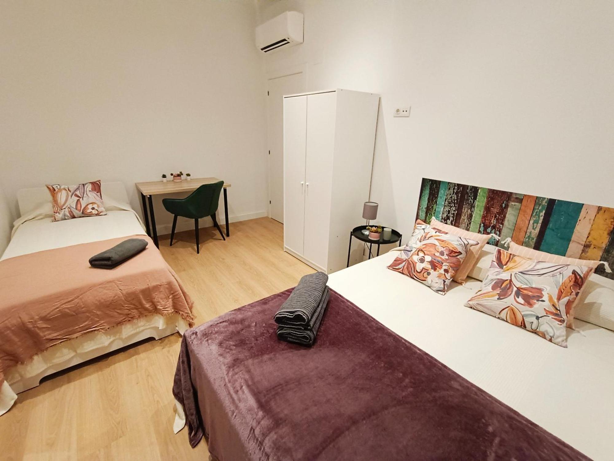 By Universitat Private Rooms Barcelona Bagian luar foto