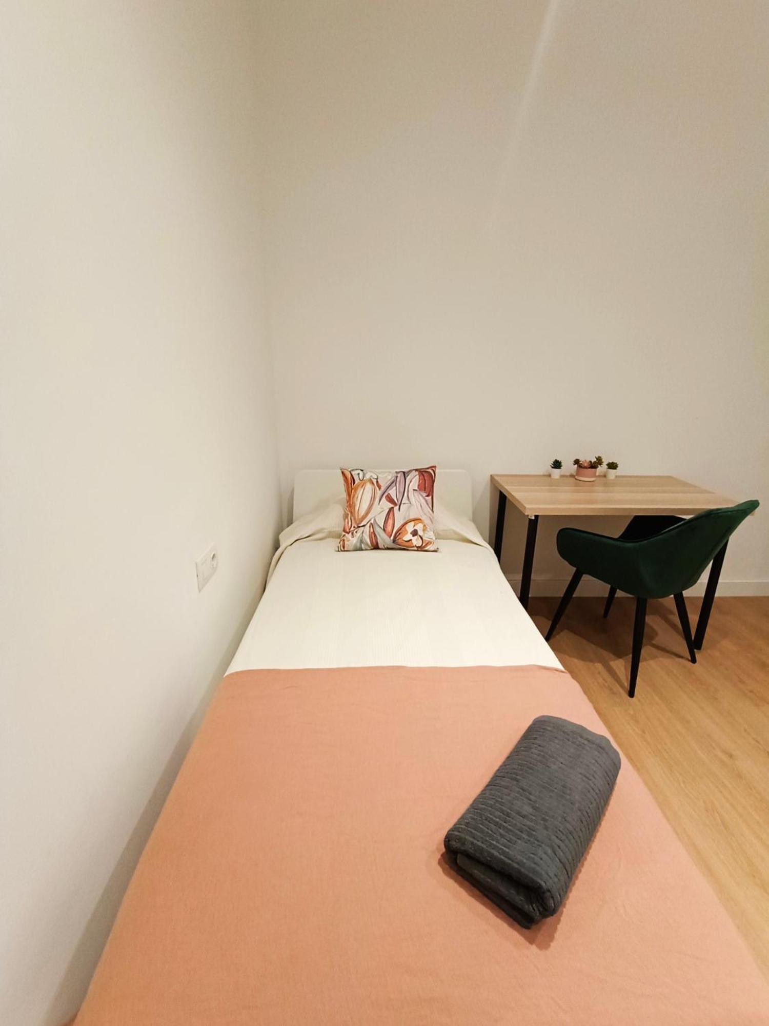 By Universitat Private Rooms Barcelona Bagian luar foto