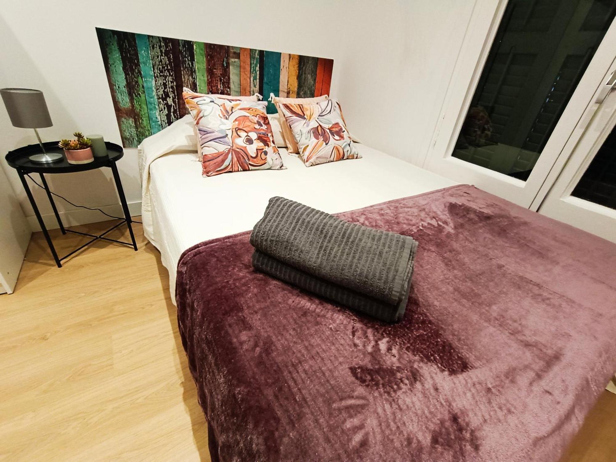 By Universitat Private Rooms Barcelona Bagian luar foto